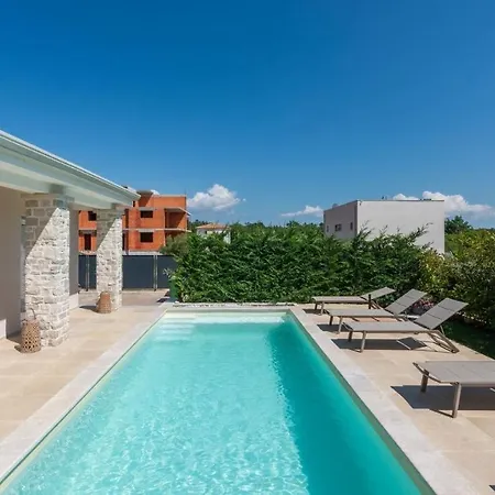 Audrey By 4* Valizza