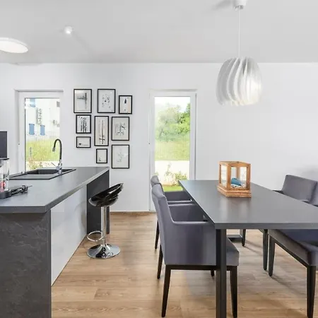 Audrey By 4* Valizza