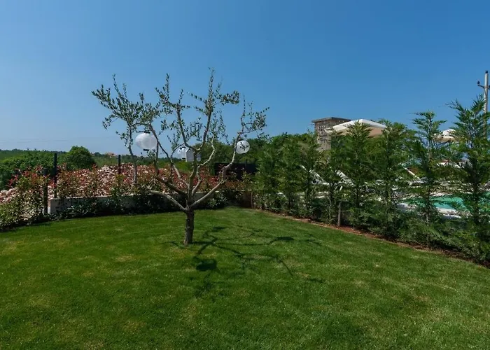 Audrey By 4* Valizza